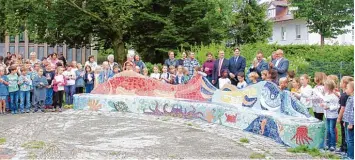  ?? Foto: Peter Heider ?? Die Einweihung der Mosaikbank im Park der Grundschul­e Meitingen feierten die Kinder, Planer und Helfer.