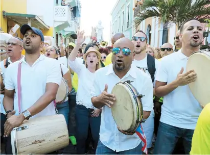  ??  ?? La alcaldesa de San Juan, Carmen Yulín Cruz, acompañó la comparsa que inauguró la fiesta.