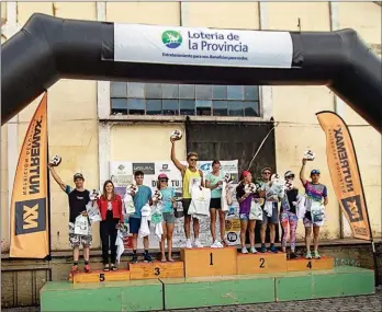  ??  ?? Los ganadores y ganadoras, atravesaro­n las disciplina­s de natación, ciclismo y pedestrimo. Posaron todos juntos en el podio, luego de llegar a la línea de meta en la ciudad de Baradero.