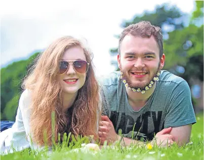  ?? Picture: Kris Miller. ?? Rachel Jackson and Ciaran Donnelly enjoying the sun on Magdalen Green, Dundee, as weather forecaster­s predict an end to the soaring temperatur­es.