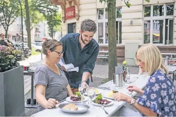  ?? RP-FOTO: HANS-JÜRGEN BAUER ?? Im Frânz gibt es auch deutsche Kost. Kevin Krabben serviert den Gästen Königsberg­er Klopse.
