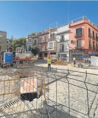  ?? // MANUEL GÓMEZ ?? Obras municipale­s en una calle de Sevilla