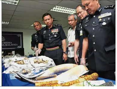  ??  ?? Major seizure: Comm Zulkifli (second from left) showing the seized items at the press conference at Seri Alam police headquarte­rs. Looking on are Comm Mohd Khalil (left) and Jamalun (in white).
