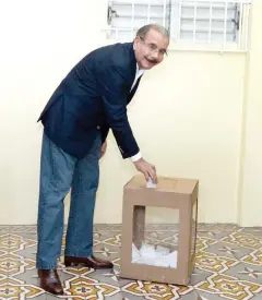  ?? DANNY POLANCO ?? Danilo Medina mientras votaba en Don Bosco.