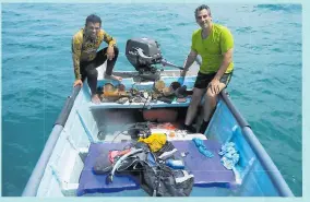  ??  ?? Enrique Yidi junto a un ayudante en una de sus inmersione­s en Puerto Colombia.