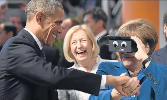  ?? ALEXANDER KOERNER / GETTY ?? De la ciencia a la cerveza.
Obama visitó la feria de Hannover –en la foto, con Merkel– y manifestó su deseo de ir a la Oktoberfes­t