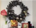  ?? ANDREW FRANCIS WALLACE/TORONTO STAR ?? Decorate just one spot with a Christmas wreath, flower and fruits to save room in a small kitchen.