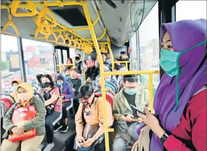  ?? ADEK BERRY / AFP ?? El Trans Yakarta, ayer, una de las líneas de autobús más populares en la capital de Indonesia