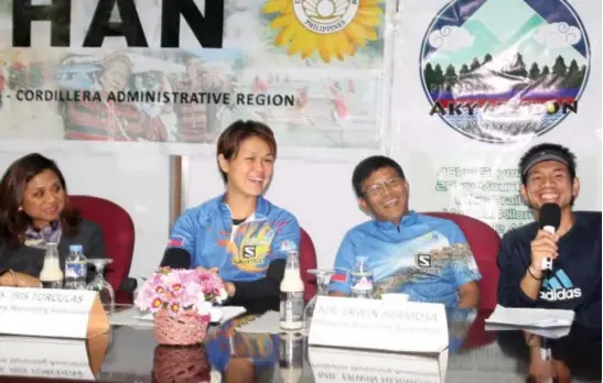  ?? Photo by Milo Brioso ?? SKY RUNNER. Al Tellias share a light moment with Philippine Skyrunning Associatio­n representa­tives and Department of Tourism – Cordillera regional director Venus Tan during the launching of the 2018 Pilipinas Akyathlon.