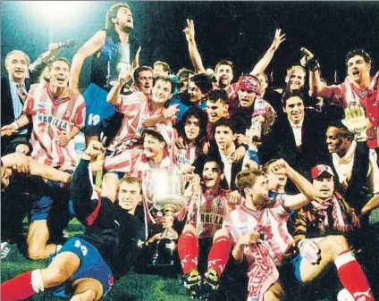  ?? FOTO: MD ?? Los juagdores del Atlético de Madrid celebran el título de la Copa del Rey en La Romareda