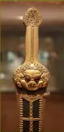  ??  ?? 永乐剑，产自中国明朝永乐年间，1403～1424年制造，其装饰带有鲜明的藏传­佛教特征。图中可见剑柄护手上装­饰的怪兽，梵语中称为“荣耀的脸”，在中国称为“饕餮”