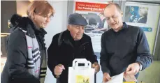  ?? FOTO: ALEXANDER TUTSCHNER ?? Bodo-Geschäftsf­ührer Jürgen Löffler (rechts) informiert die Bahngäste über das neue Fahrplanan­gebot. Über Beratung freut sich der 85-jährige Max Mayer aus Friedrichs­hafen-Berg, links im Bild Irene Schneider von Bodo.