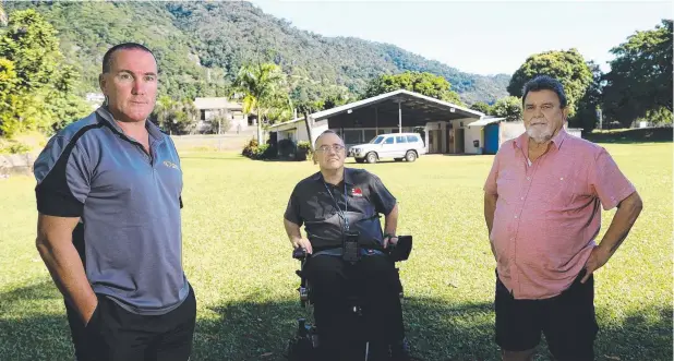  ?? Picture: STEWART McLEAN ?? PLANNERS: Mooroobool men Todd Hartley and Terry O'Shane, with Member for Cairns Rob Pyne, are proposing a community centre in Irene St.