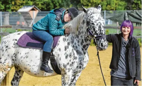  ?? Foto: Ulrich Wagner ?? Immer wieder streichelt Isabella Plößl ihren Liebling Abygail. Die 27 Jährige leidet an einer Spastik. Bei der Reittherap­ie, die Alexandra Schorer auf ihrem Krümelhof in Augs burg anbietet, entspannt sich die junge Frau nicht nur körperlich. Die...