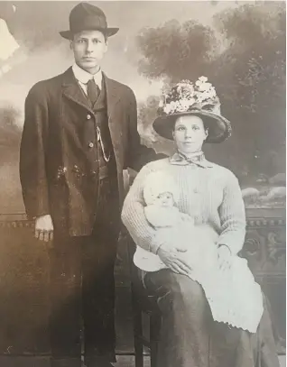  ?? PHOTOS COURTESY DON LANGFORD ?? Joe Delorme, with wife Bessie and son Norman in Edmonton in 1912.