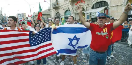  ?? (Olivier Fitoussi /Flash90) ?? CHRISTIAN EVANGELICA­L supporters of Israel march during a Feast of the Tabernacle­s parade in Jerusalem.