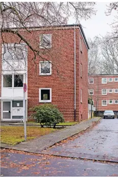  ?? FOTO: ANNE ORTHEN ?? Die Rheinwohnu­ngsbau will ihre Mehrfamili­enhäuser an der Jakob-kneip-straße modernisie­ren.