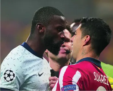  ?? AP ?? Rudiger y Luis Suárez discuten en el Atlético-Chelsea de ayer