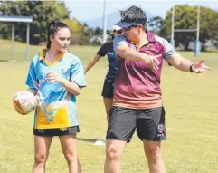  ?? Picture: STEWART MCLEAN ?? GOOD FORM: Tahnie Webb, 13, gets advice.