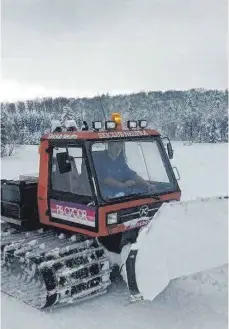  ??  ?? Der Pistenbull­y des Skiclubs präpariert die Neufraer Loipen.