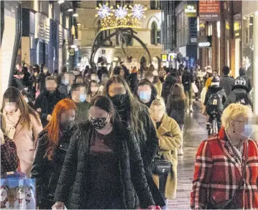  ?? LIAM MCBURNEY ?? Crowds shopping in Belfast after Covid restrictio­ns were eased in the run-up to Christmas