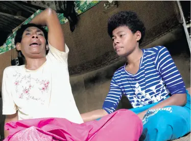  ?? Photo: Selita Bolanavanu­a ?? From left: Vitalina Maraivalu mourns the death of her son while her eldest daughter, Bibiana Sauvana, consoles her.