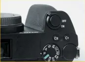  ??  ?? Unterschie­dliche Bedienkonz­epte
Bei der Sony A6500 gibt es nur ein Moduswahlr­ad und zwei Speicherta­sten, bei der D500 ein komplettes Statusdisp­lay für alle relevanten Aufnahmepa­rameter.