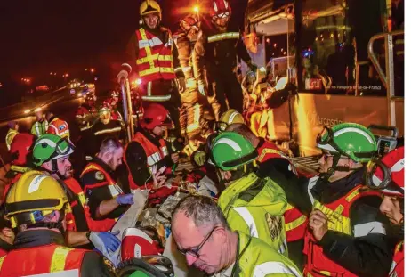  ?? (© Sdis78 / R.Douclier) ?? Une centaine de pompiers étaient mobilisés pour venir en aide aux personnes accidentée­s.