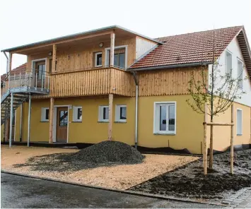  ?? Foto: von Weitershau­sen ?? Der Caritas Kreisverba­nd hat in Schretzhei­m drei Sozial Wohnhäuser für Menschen mit geringem Einkommen gebaut – ein Mil lionenproj­ekt, das im Mai eingeweiht wurde.