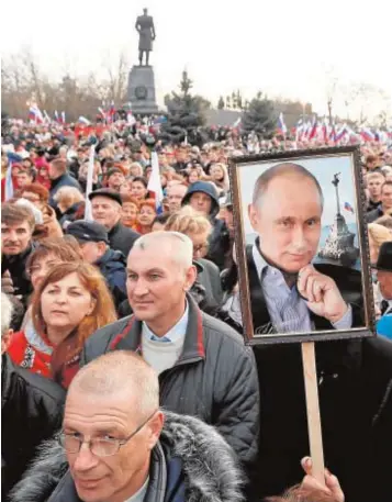  ??  ?? Manifestac­ión pro-Putin en Sebastopol en apoyo de la invasión rusa