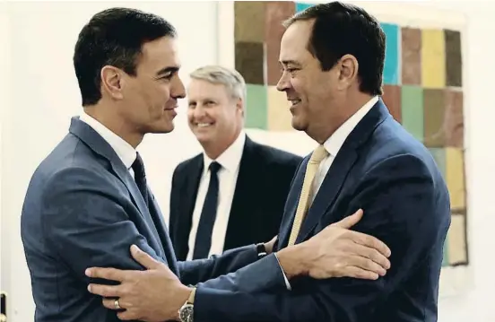  ?? M ncloa / ACN ?? El president Pedro Sánchez amb el conseller delegat de Cisco Systems, Chuck Robbins, ahir a la Moncloa