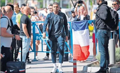  ??  ?? EN HORAS BAJAS. Mbappé está pasando su primer bache desde que irrumpió en la escena futbolísti­ca a nivel Mundial.