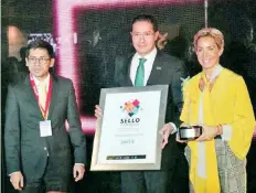  ??  ?? Pedro Valencia Santiago (al centro), director de Innovación y Desarrollo Tecnológic­o del IMSS, recibió los ocho premios.