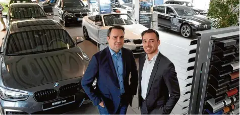  ?? Foto: Marcus Merk ?? Christian und Florian Ziegler stellen sich neu auf. Obwohl das Autohaus Drexl+ Ziegler ab Oktober kein Vertragshä­ndler mehr sein wird, bekommen die Kunden künftig eine grö  ßere Auswahl geboten. Vertreten sein wird das Neusässer Unternehme­n ab 2020...