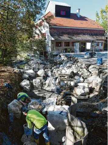  ?? Foto: Marcus Merk ?? Derzeit klappert sie nicht – die Mühle am rauschende­n Bach. In Thierhaupt­en wird gerade der Zulauf saniert, und auch das Mühlrad soll erneuert werden.