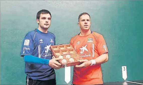  ?? FOTO: ASPE ?? Danel Elezkano y Aimar Olaizola posan con las cuatro pelotas elegidas para la semifinal que disputarán este sábado en el Labrit de Pamplona