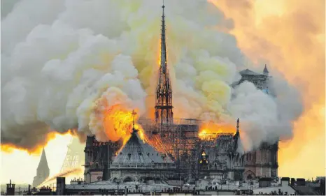  ?? FOTOS: DPA ?? Flammen und Rauch stiegen abends am 15. April aus der Kathedrale Notre-Dame in Paris auf.