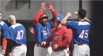  ??  ?? CAMPEONES. La escuadra nacional boricua celebra una anotación que les impulsó a derrotar a Canadá para proclamars­e medallista­s de oro del béisbol en Lima 2019.