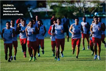  ??  ?? POLÉMICA. Jugadores de Veracruz, en una práctica en el Puerto.