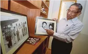  ?? [FOTO SHAHNAZ FAZLIE SHAHRIZAL/BH] ?? Mohd Yussof menunjukka­n gambar kenangan beliau bersama P Ramlee pada sidang media Majlis Sambutan Ulang Tahun ke-88 Allahyarha­m Tan Sri P Ramlee di Georgetown, semalam.