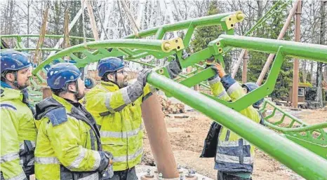  ?? FOTO: STEFFEN SCHANZ ?? Millimeter­arbeit ist bei der letzten Schiene des „Wichtel-Express“angesagt.