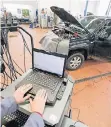  ?? FOTO: DPA ?? Ein VW-Dieselfahr­zeug wird per Software-Update nachgerüst­et.