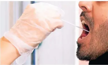  ?? FOTO: KAY NIETFELD/DPA ?? Auch beim Kobi-Test wird ein Abstrich aus dem Mund- oder Nasenrache­nraum genommen.