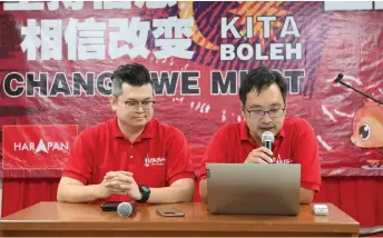  ?? ?? Chong (right) speaks during the press conference. With him is Yii.