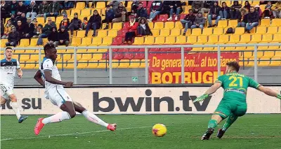  ??  ?? L’atalantino Duván Zapata segna il quarto dei sette gol con i quali la squadra bergamasca ha battuto il Lecce in un campionato di polemiche