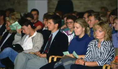  ?? ?? Kronprins Frederik sad sammen med sine studiekamm­erater, da han i september 1989 begyndte på Aarhus Universite­t. Arkivfoto: Preben Tolstoy