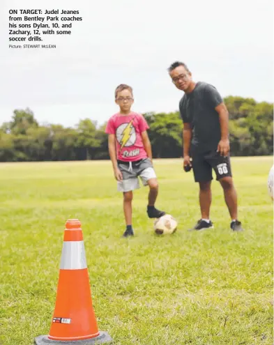  ?? Picture: STEWART McLEAN ?? ON TARGET: Judel Jeanes from Bentley Park coaches his sons Dylan, 10, and Zachary, 12, with some soccer drills.