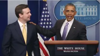  ?? MARK WILSON/GETTY IMAGES ?? President Barack Obama surprises White House Press Secretary Josh Earnest during his final briefing Tuesday.