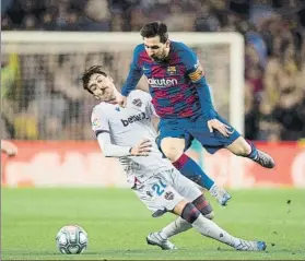  ?? FOTO: PERE PUNTÍ ?? Messi supera a Campaña en el Barça-Levante No marcó, pero fue decisivo