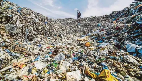  ?? PIC BY LUQMAN HAKIM ZUBIR ?? Mounds of plastic waste at an illegal recycling factory found operating at an oil palm estate in Sungai Rambai, Jenjarom, Kuala Langat.